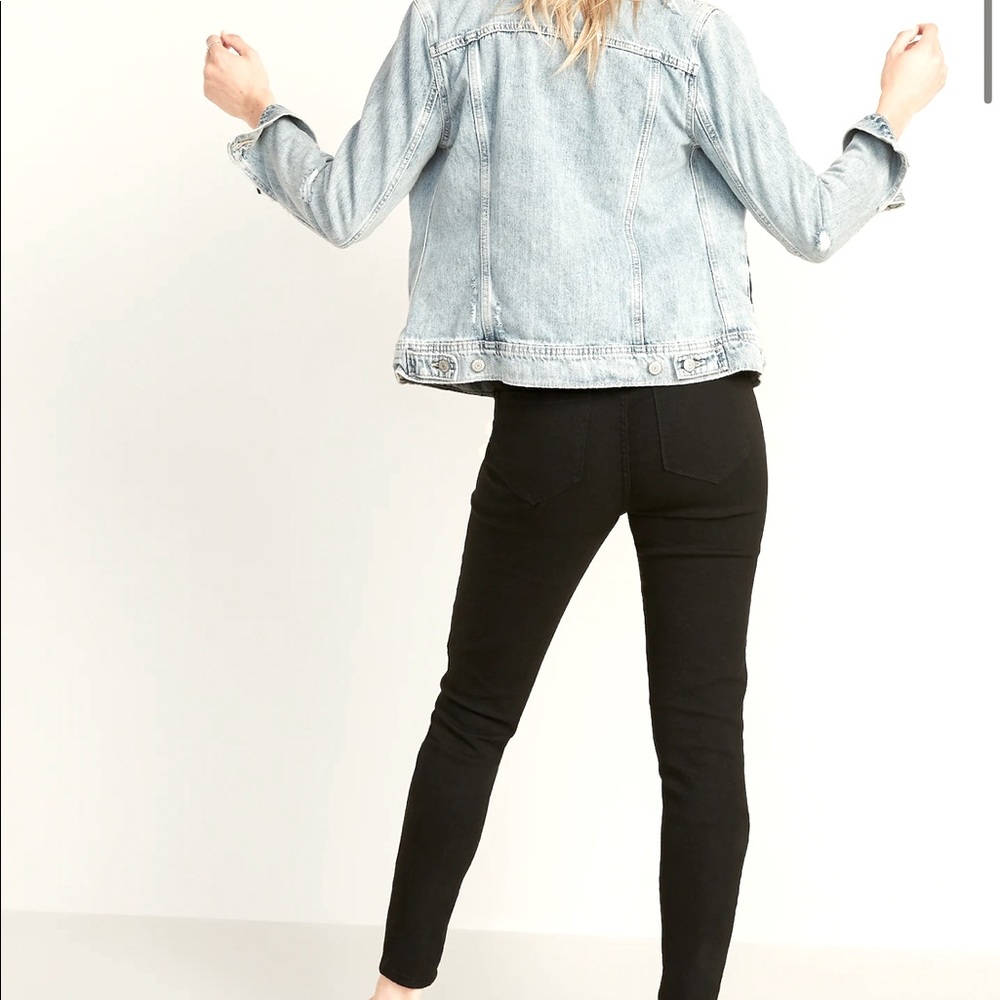 NEW! Pull on rockstar jeggings with slimming effect.